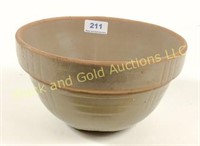 Medium beige 9" stoneware mixing bowl