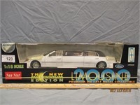 2000 Lincoln Limousine  1:18 Scale