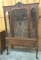 QUEEN ANNE STYLE CHINA CABINET WITH WAVEY GLASS