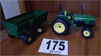 METAL JOHN DEERE TOY TRACTOR WITH WAGON