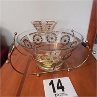 MID-CENTURY GLASS CHIP AND DIP BOWL IN WIRE CADDY