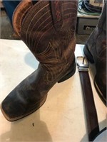 Ariat 8.5 mens boots, other