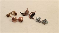 ASSORTMENT OF VINTAGE SCREW ON/CLIP ON EARRINGS