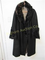 Ladies Vintage Coat: Full Length w/ Fur Collar