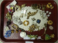TRAY: LADIES COSTUME PINS, BROOCHES, ETC.