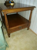 Vintage henredon Fine Furniture in table