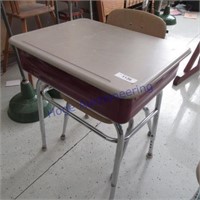 School desk w/chair