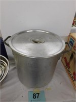 Lg. stock pot with lid (aluminum)