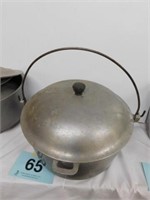 Aluminum dutch oven with wire handle