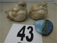 2 porcelain birds and painted stone