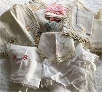 Linens -- Doilies, Dresser Scarves & Asst