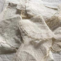 Linens -- Doilies, Dresser Scarves & Asst