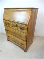 Early American Style Chest of Drawers