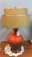 MID CENTURY POTTERY LAMP WITH SHADE (US WIRED)