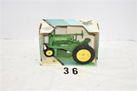 Ertl 1934 John Deere Model A Tractor w/box