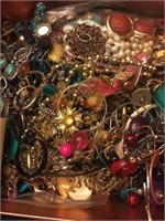 Huge lot of broken / missing piece jewelry- box fl