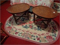 2 MATCHING DREXEL END TABLES ON CASTERS & RUG
