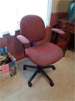 ADJUSTABLE OFFICE / COMPUTER DESK CHAIR ON CASTERS