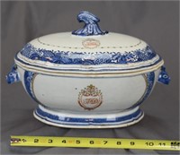 CHINESE EXPORT ARMORIAL PORCELAIN COV. VEGETABLE