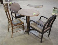 30" Round Table w/(3) Assorted Chairs