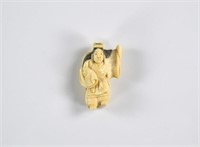 JAPANESE CARVED IVORY NETSUKE OF AN ACTOR