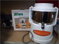 OMEGA JUICER MODEL NO. 5000 WITH ATTACHEMENT