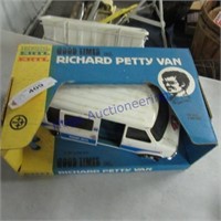 ERTL Richard Petty van w/box