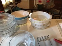 LOT OF FIVE PYREX BOWLS AND CASSEROLE