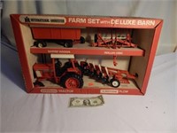 RARE- ERTL I.H. Farm Set w/Deluxe Barn w/Box