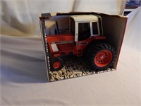 ERTL International 1586 Tractor w/Box #463