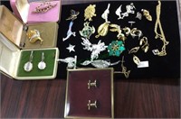 Tray lot of good costume jewelry , brooches,