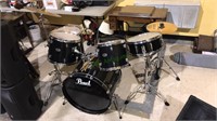 Pearl drum set with five drums, hi hat and a