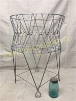 Collapsible wire laundry basket