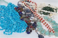 Quantity costume jewellery necklaces