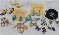 Quantity costume jewellery earrings and pendants