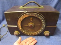 antique zenith bakelite tube radio - circa 1940's