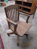 Wood 4 legged office chair w/ arms