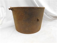 Wapak pot with bail handle, No. 8