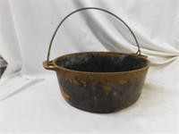 Griswold cast iron Dutch oven No. 8, with bail