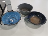 Set of 3 assorted enamel pans
