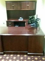 Right Hand U-shaped Desk with Hutch