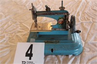 MA COUSETTE METAL CHILD'S HAND-CRANK SEWING