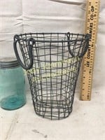 Small wire clam shell basket
