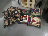 6 assorted decorative throw pillows