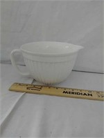 Small mixing bowl with handle