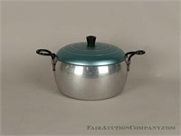 Cooking pot with blue lid