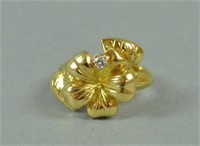 18K CARVED FLOWER FORM RING WITH DIAMOND