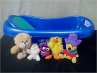 Baby bathtub and plush toys
