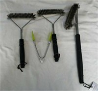 4 Piece Set Of Grill Brushes And Tongs