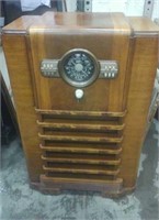 Vintage Zenith long distance tube radio.